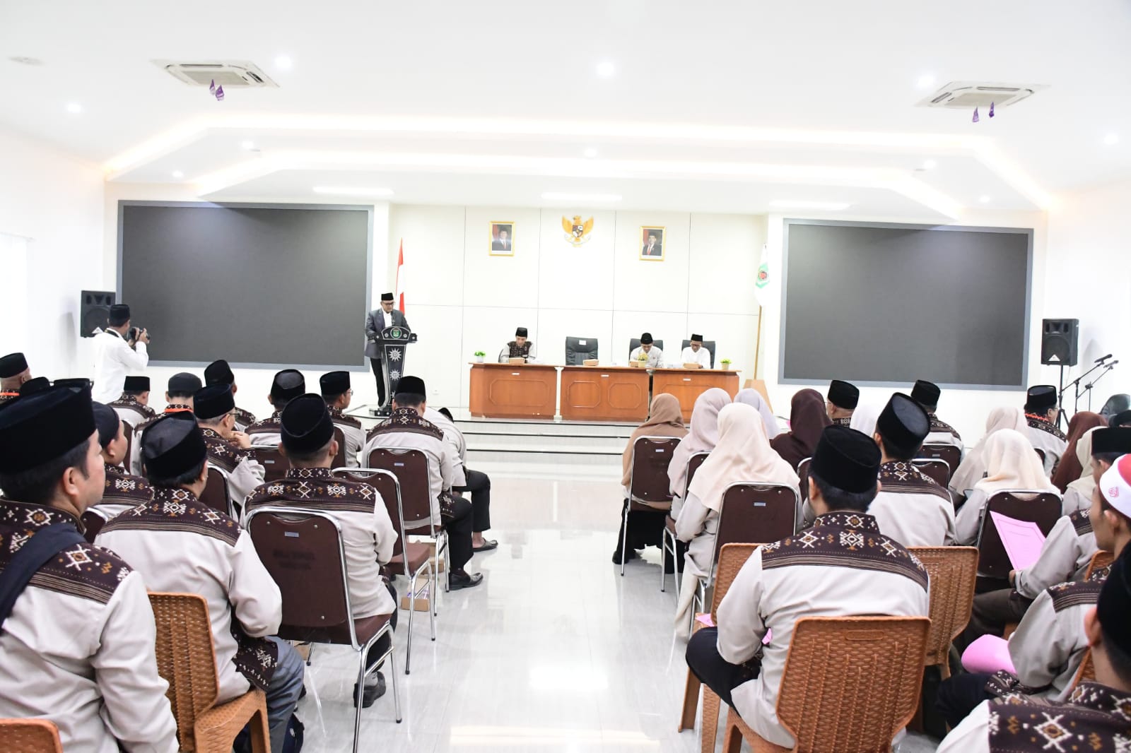 Wabup KLU Ingatkan Pj Kades Teres Genit Kejar Status Definitif