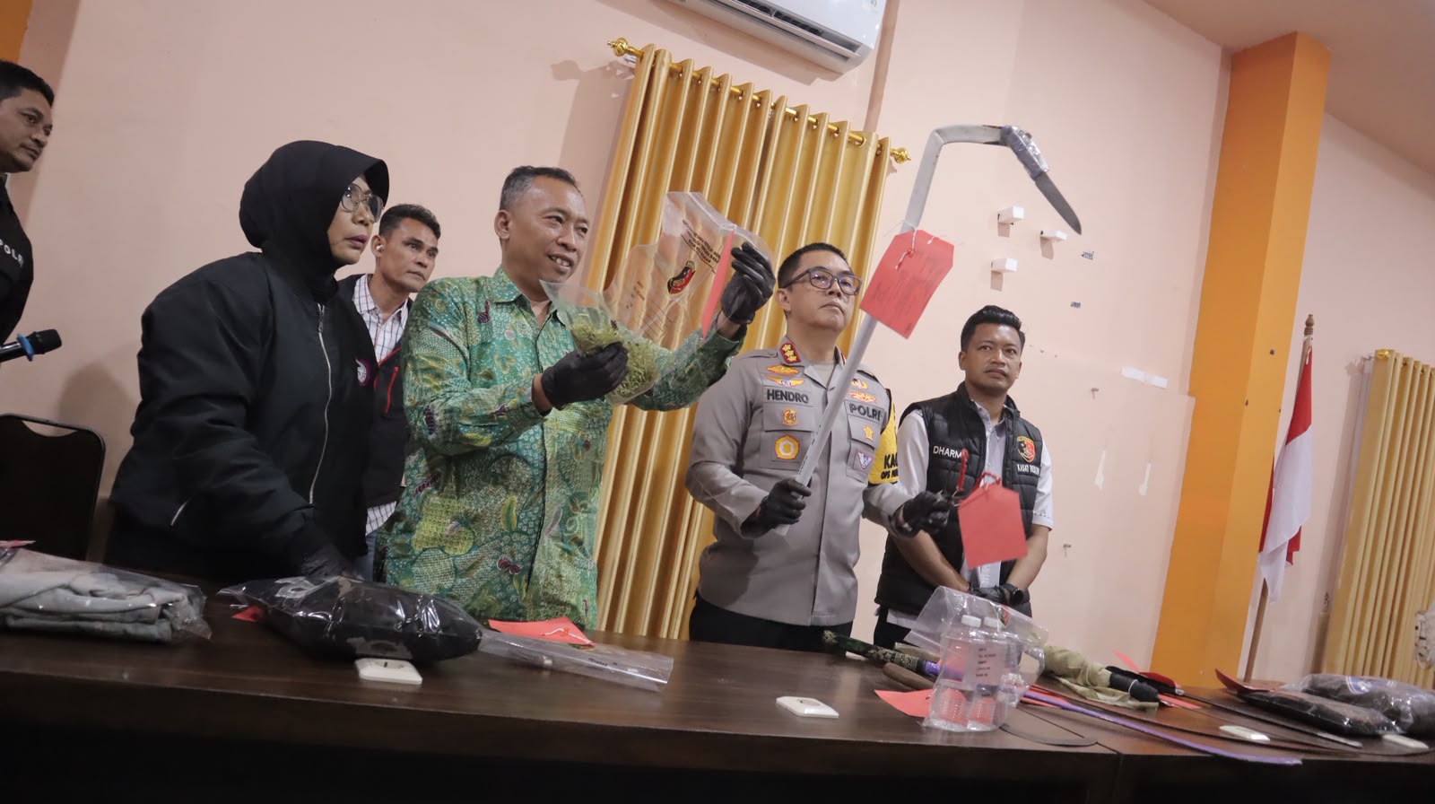Polresta Mataram Tangkap 13 Pelaku Pembacokan di Udayana