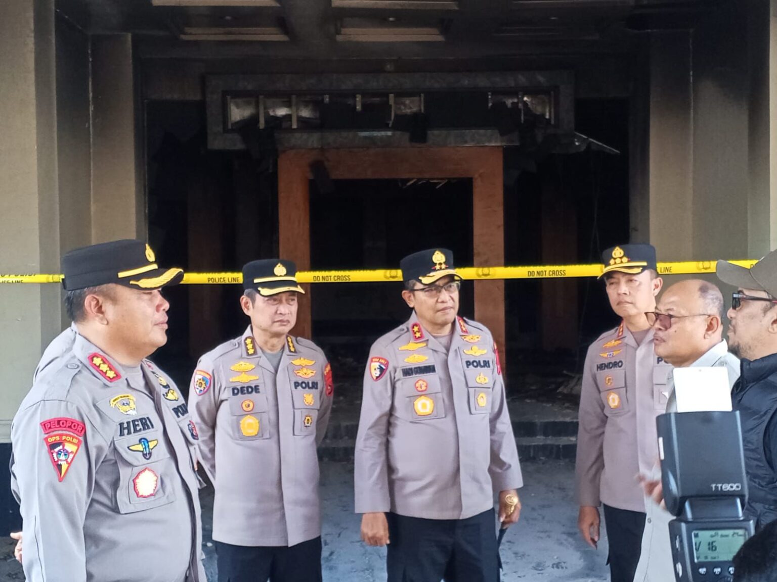 Polisi Kejar Oknum Pembakar Gedung DPRD dalam Aksi Massa