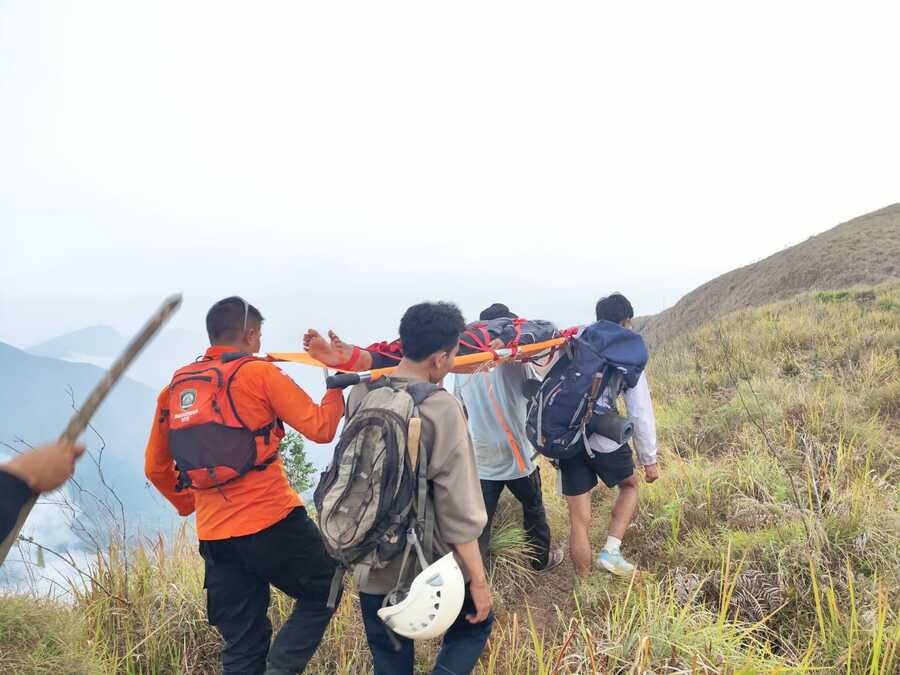 Terpeleset Saat Mendaki, Remaja 14 Tahun Dievakuasi Tim SAR dari Bukit Pergasingan