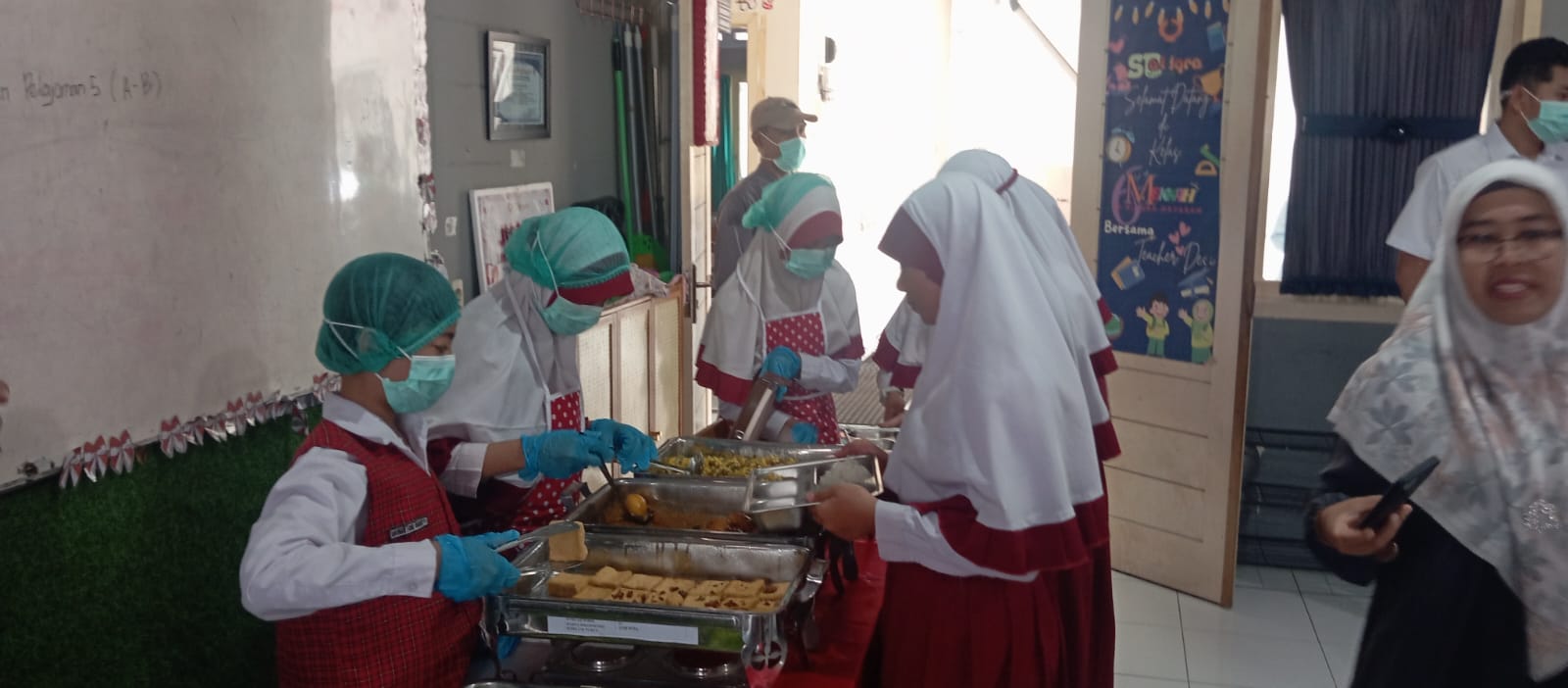 SD Al-Itra Jadi Sekolah Pertama Uji Coba MBG Prasmanan di NTB