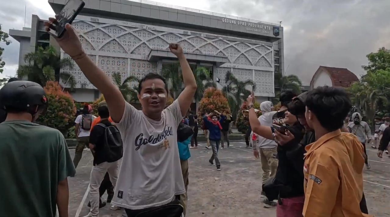 Gedung DPRD NTB Terbakar, Wakapolda NTB: Barikade Sudah Diperketat, Tapi Massa Beringas