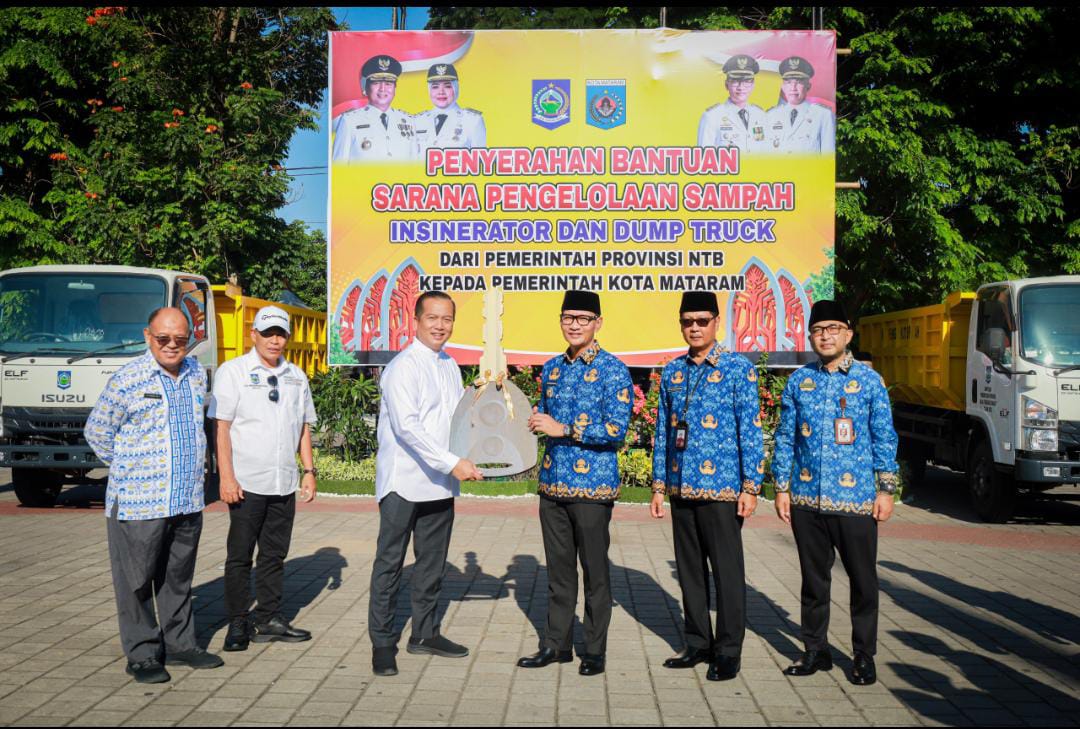 Dukung Kebersihan Kota Mataram, Pemprov NTB Serahkan Armada Sampah dan Insinerator