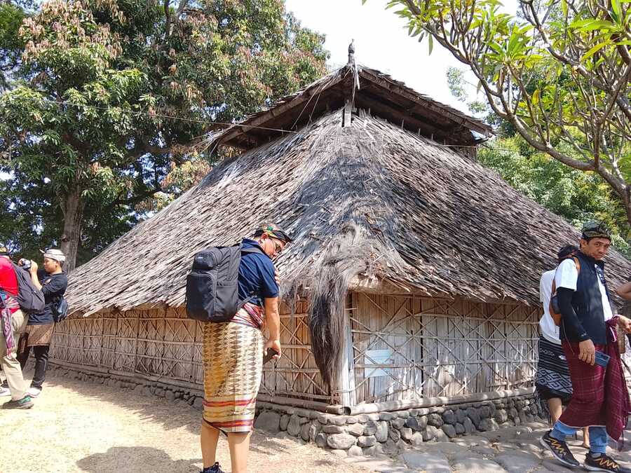 Jelajah Bayan, Menyusuri Alam dan Hutan Adat