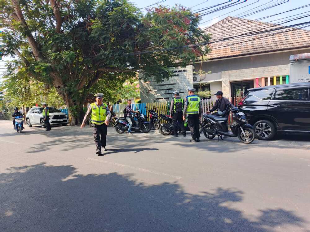 Tak Pakai Helm hingga Knalpot Brong, Puluhan Pengendara Ditilang di Mataram