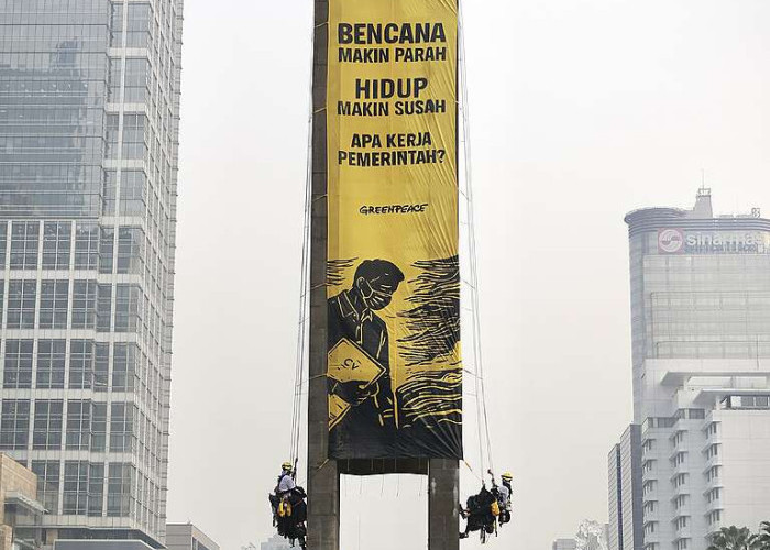 Greenpeace Bentangkan Spanduk Raksasa di Bundaran HI, Soroti Krisis Iklim dan Biaya Hidup