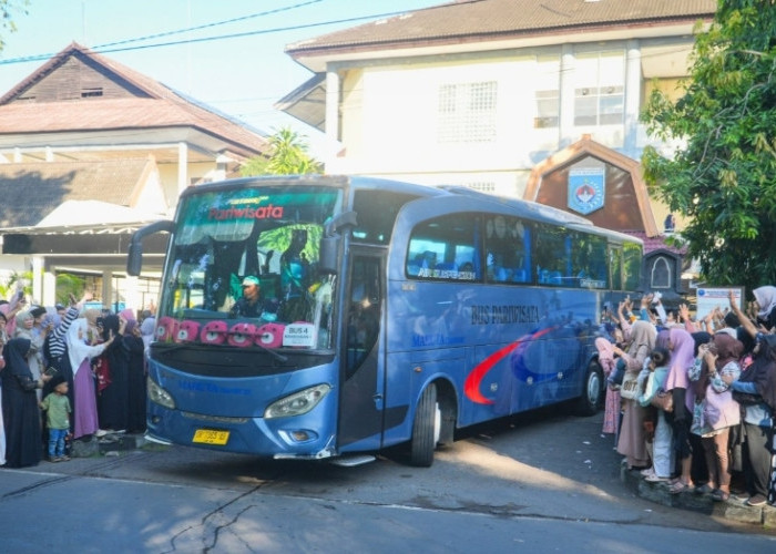 Semoga Mabrur! Pelepasan 306 Calon Jemaah Haji Kloter 9 Mataram Diselimuti Tangis Haru
