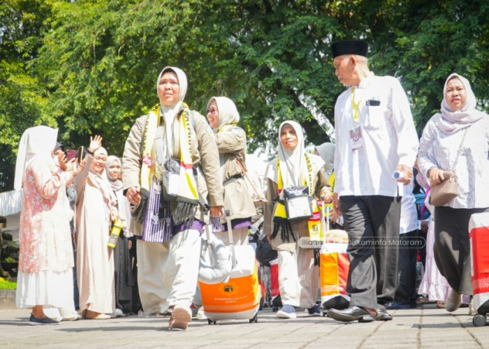 Tangis Haru Iringi Keberangkatan 393 Jemaah Haji Mataram, 6 Orang Berusia 80 Tahun