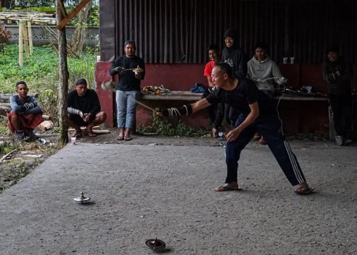 Permainan Gasing, Penyambung Silaturahmi Warga di Bawah Kaki Gunung Rinjani