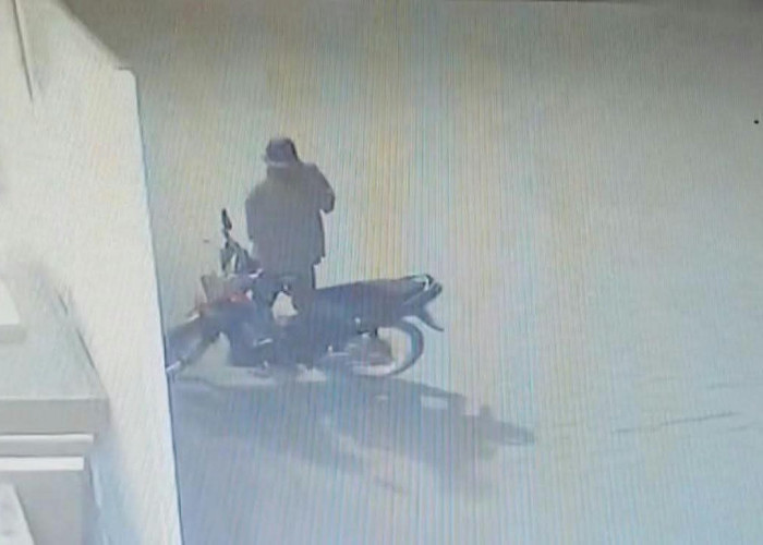 Terekam CCTV, Motor Jemaah Raib Digondol Maling saat Salat Subuh di Lombok Timur