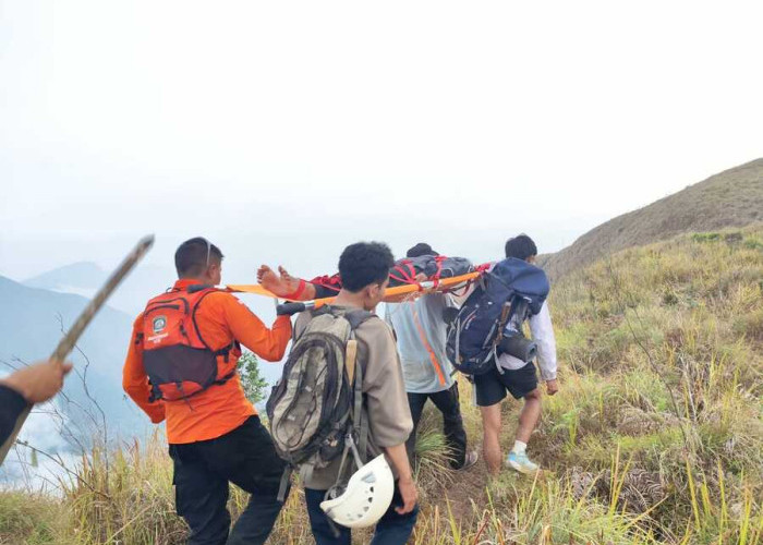 Terpeleset Saat Mendaki, Remaja 14 Tahun Dievakuasi Tim SAR dari Bukit Pergasingan