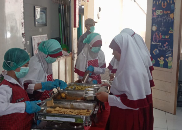 SD Al-Itra Jadi Sekolah Pertama Uji Coba MBG Prasmanan di NTB