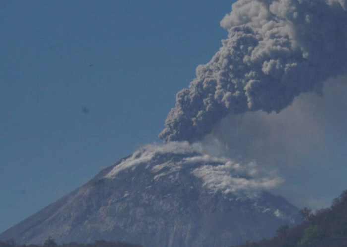 Sebaran Debu Vulkanik Letusan Gunung Lewotobi Laki-Laki di Semua Bandara NTB Nihil