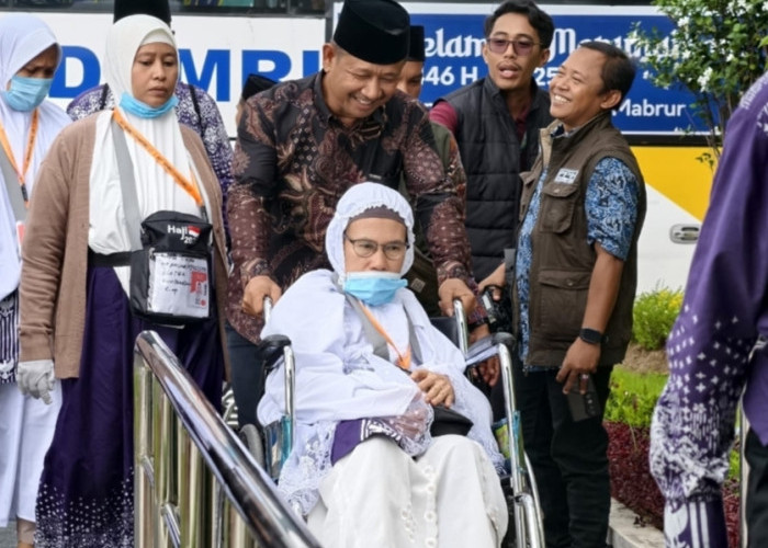 Calon Jemaah Haji Lotim Menangis Haru Terbang ke Tanah Suci, Wabup: Ingat Kesehatan