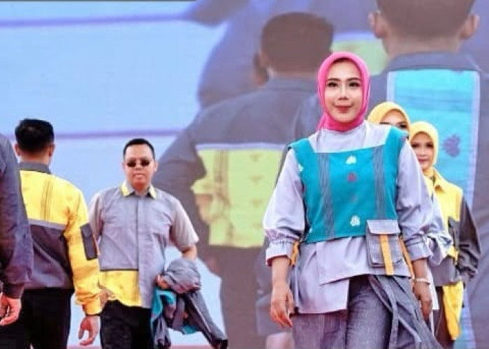 Fashion Show Tenun Sumbawa Barat Dongkrak Pesanan Penjahit dan UMKM