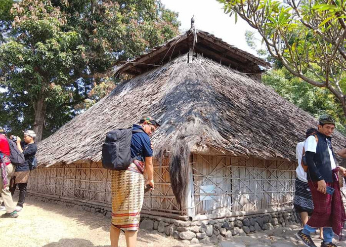 Jelajah Bayan, Menyusuri Alam dan Hutan Adat