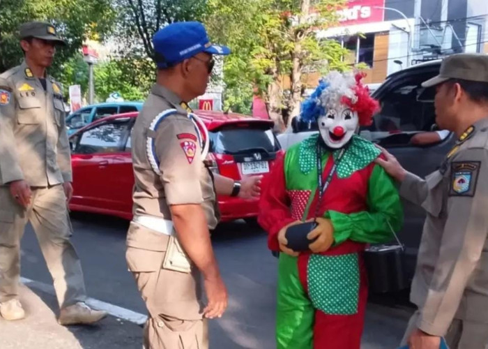 Penghasilan Badut Jalanan Mataram Tembus Rp16 Juta Sebulan