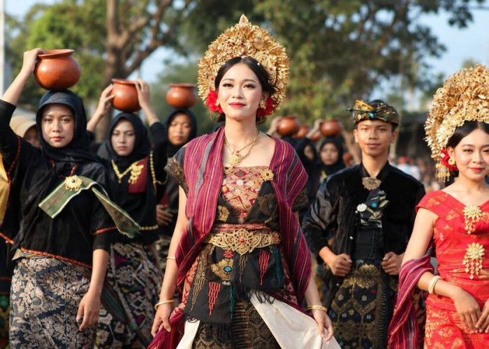 Kirab Budaya HUT ke-81 Lombok Tengah, Barongsai hingga Peresean Tampilkan Keberagaman