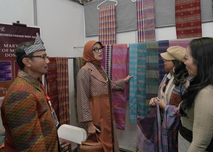 Tak Disangka! Tenun Asal Dompu NTB Curi Perhatian Dubes Cile di IFW 2025