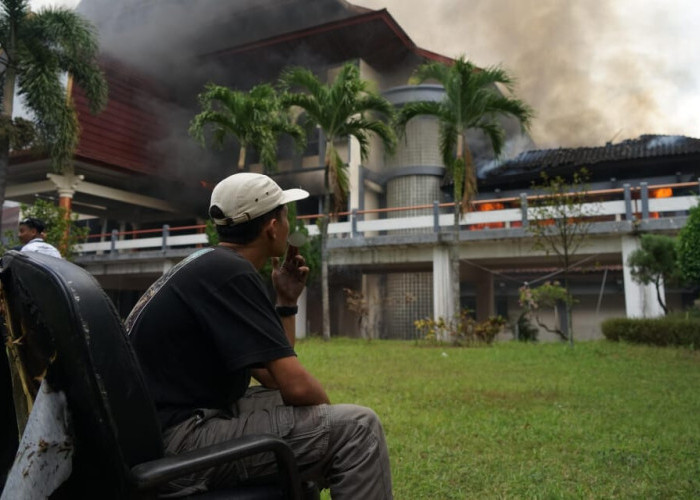 Gedung Rakyat Jadi Arang, Massa Ricuh Bakar DPRD NTB