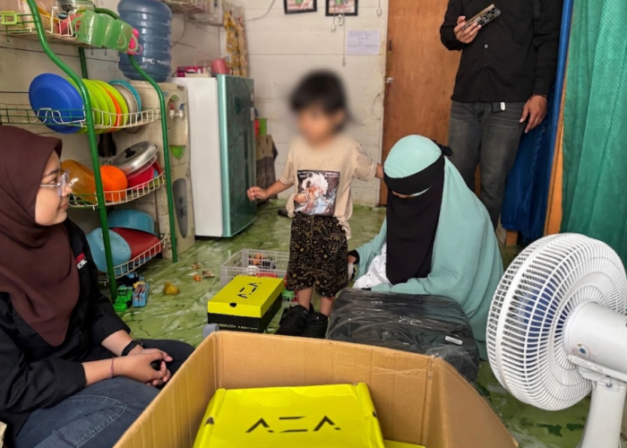 Terharu! AZA x Disway Grup Ulurkan Bantuan Sepatu dan Tas untuk Keluarga Mandala