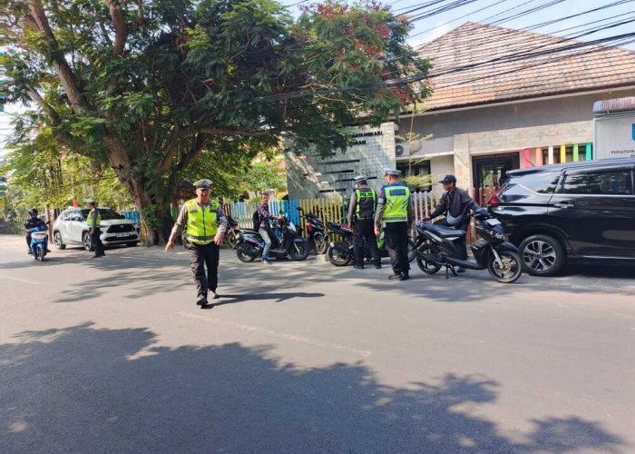 Tak Pakai Helm hingga Knalpot Brong, Puluhan Pengendara Ditilang di Mataram