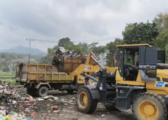 DLH Lombok Barat Gerakkan Gotong Royong Atasi Tumpukan Sampah