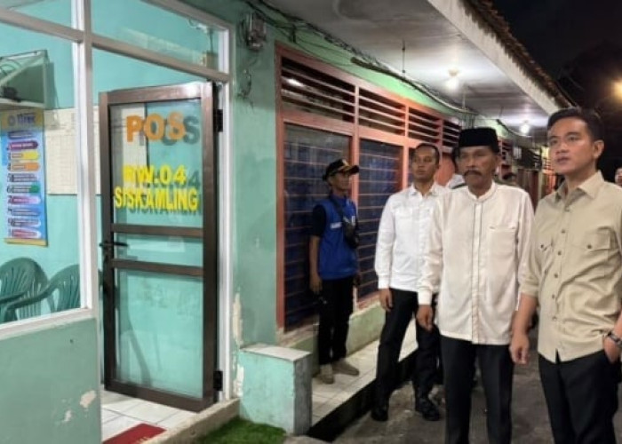 Bukan di Kantor, Wapres Gibran Pilih Begadang Bareng warga di Pos Ronda