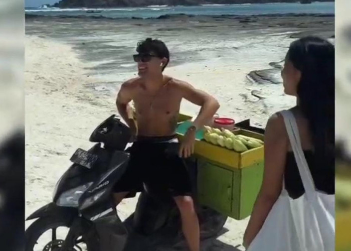 Kocak! Pembalap Moto2 Tony Arbolino Jualan Jagung Bakar di Mandalika