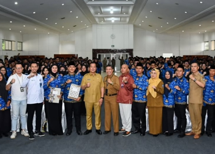 Serahkan 408 SK CPNS dan PPPK Pemprov NTB, Gubernur Ingatkan untuk Tak Bekerja Minimalis