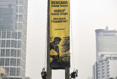 Greenpeace Bentangkan Spanduk Raksasa di Bundaran HI, Soroti Krisis Iklim dan Biaya Hidup