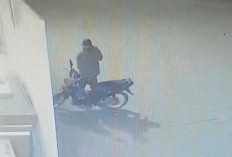 Terekam CCTV, Motor Jemaah Raib Digondol Maling saat Salat Subuh di Lombok Timur