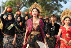 Kirab Budaya HUT ke-81 Lombok Tengah, Barongsai hingga Peresean Tampilkan Keberagaman