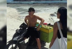 Kocak! Pembalap Moto2 Tony Arbolino Jualan Jagung Bakar di Mandalika